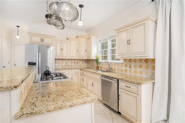 kitchen featuring a center island, a sink, crown molding, cream cabinetry, and stainless steel appliances
