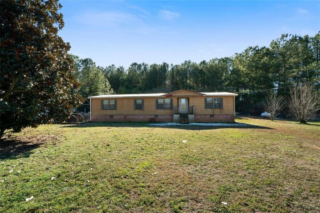 single story home featuring a front lawn