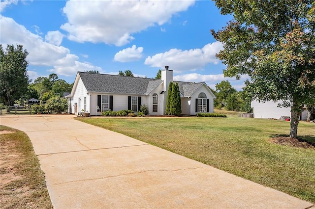 view of front of home featuring a front lawn