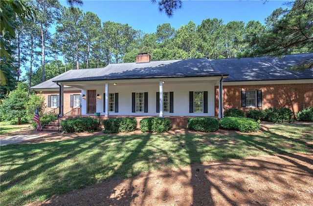 ranch-style house featuring a front yard and a porch