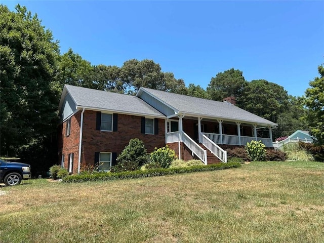 view of front of home featuring a front lawn