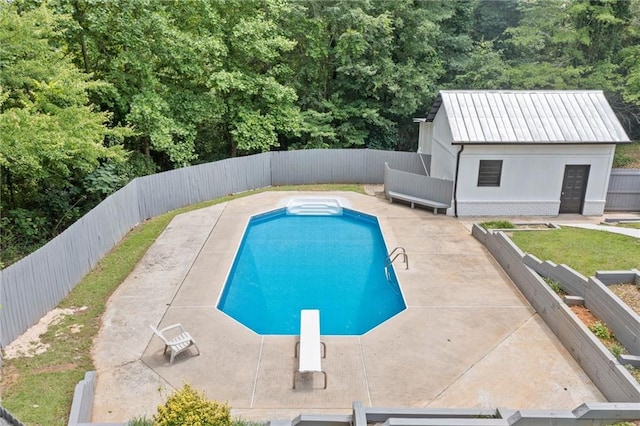 136 Ridgecrest Dr, Ball Ground, GA 30107 - view of swimming pool featuring a diving board, a fenced backyard, a patio area, and an outdoor structure