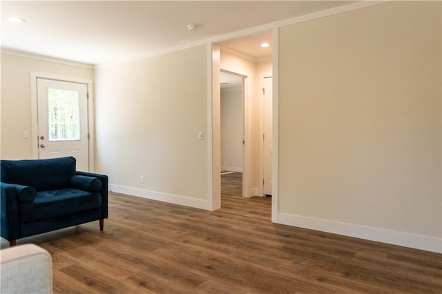 living area featuring dark wood-style flooring, baseboards, recessed lighting, and ornamental molding