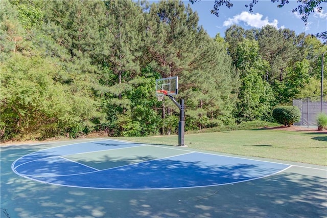5115 Amberden Hall Dr, Suwanee, GA 30024 - view of sport court featuring community basketball court, a lawn, and a wooded view