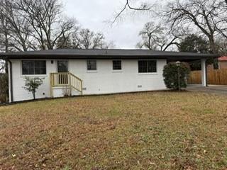 single story home with a front yard