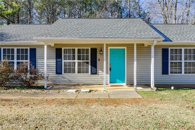 ranch-style house featuring a front lawn