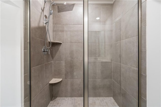 bathroom featuring tiled shower