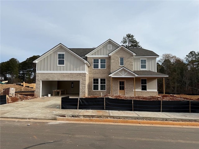 craftsman-style house featuring a front yard