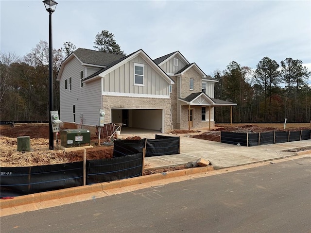 craftsman house with a front lawn