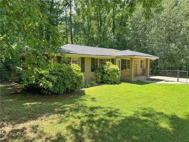 view of front of house featuring a front lawn