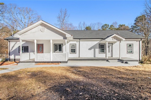 ranch-style home with a porch