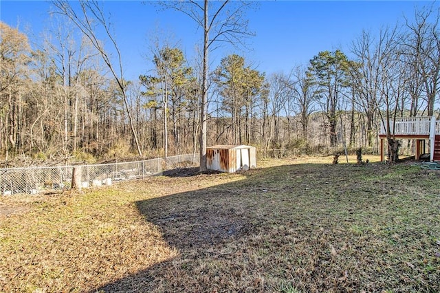 view of yard featuring a storage shed