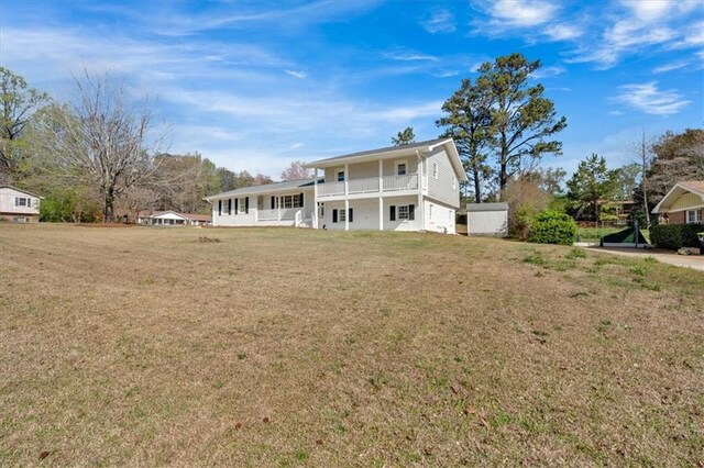 back of house featuring a yard
