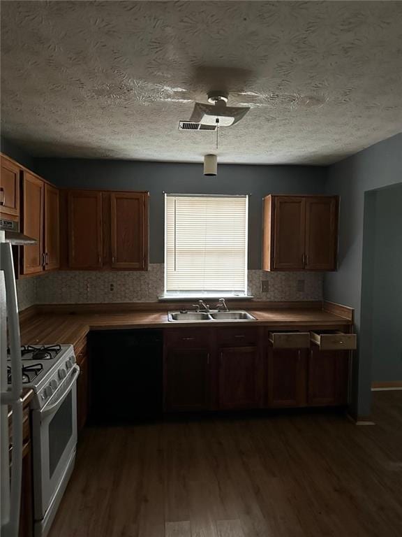 kitchen featuring tasteful backsplash, sink, dark hardwood / wood-style floors, and white gas range oven