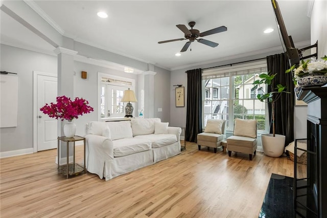 living area featuring light wood-style floors, crown molding, a ceiling fan, and recessed lighting