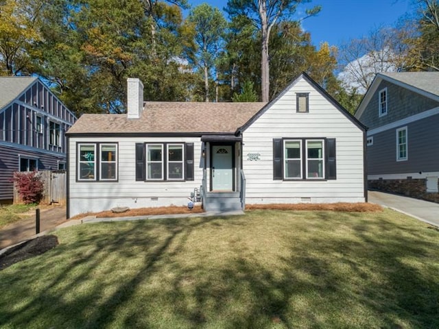 view of front of property with a front lawn