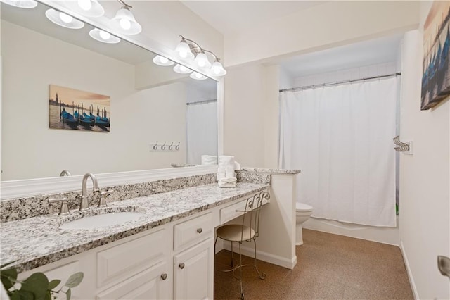 full bath featuring a shower with curtain, baseboards, toilet, and vanity