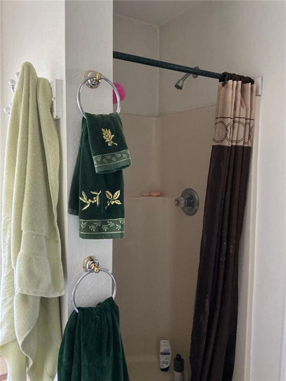 full bathroom with curtained shower