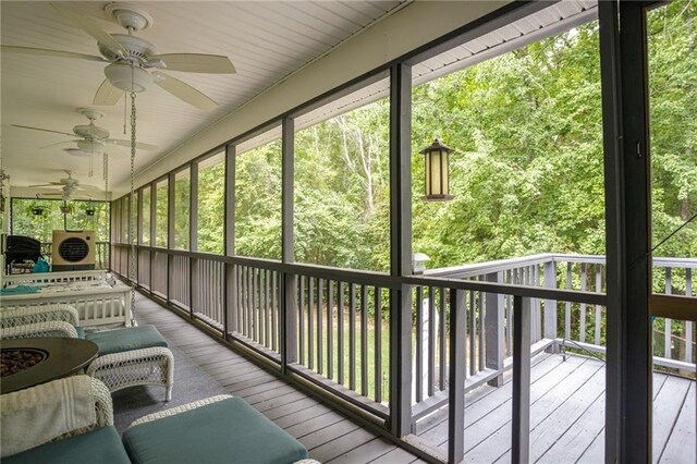 sunroom with ceiling fan