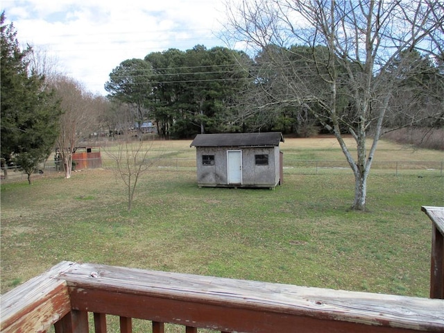 view of yard with a storage unit