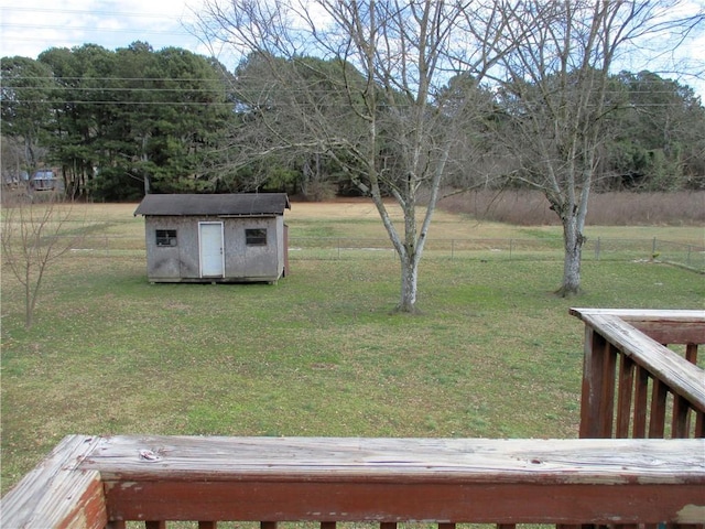 view of yard featuring a storage shed