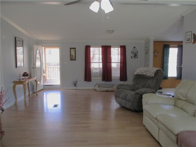 living room featuring crown molding, light hardwood / wood-style floors, and ceiling fan