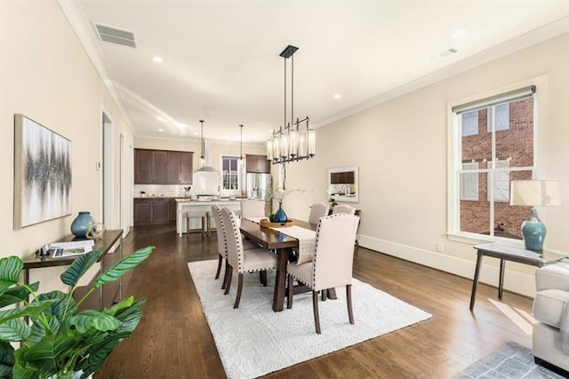 dining area featuring dark wood-style flooring, recessed lighting, visible vents, ornamental molding, and baseboards