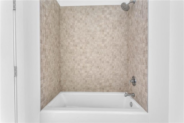 bathroom with tiled shower / bath