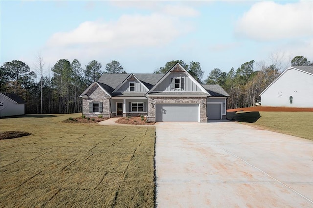 craftsman-style house featuring a front yard