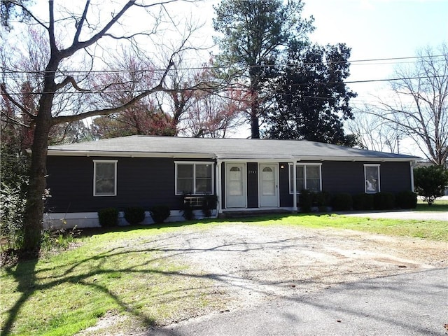 single story home with a front yard and driveway