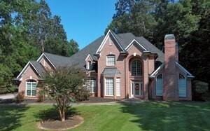 view of front facade with a front yard