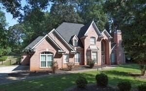 view of front of property featuring a front lawn