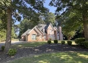 view of front facade featuring a front yard