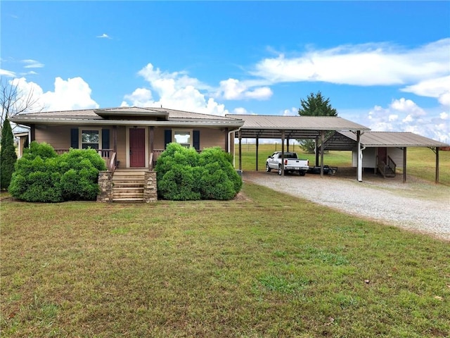 view of front of property featuring a front lawn and a carport