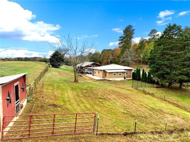 view of yard featuring a rural view