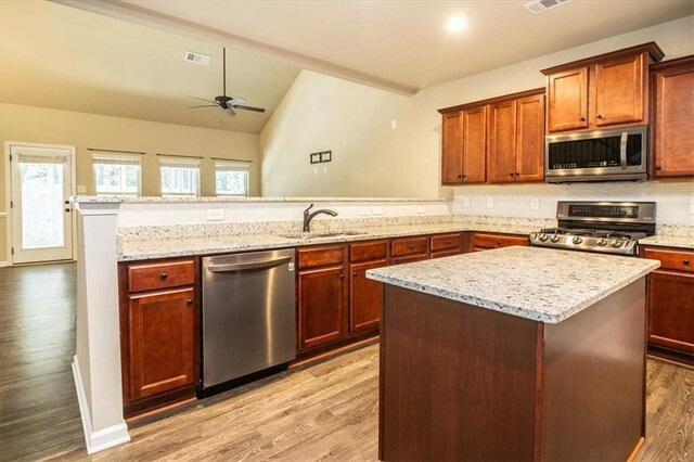 610 Sunflower Dr, Canton, GA 30114 - kitchen featuring stainless steel appliances, light wood finished floors, a peninsula, a sink, and a ceiling fan