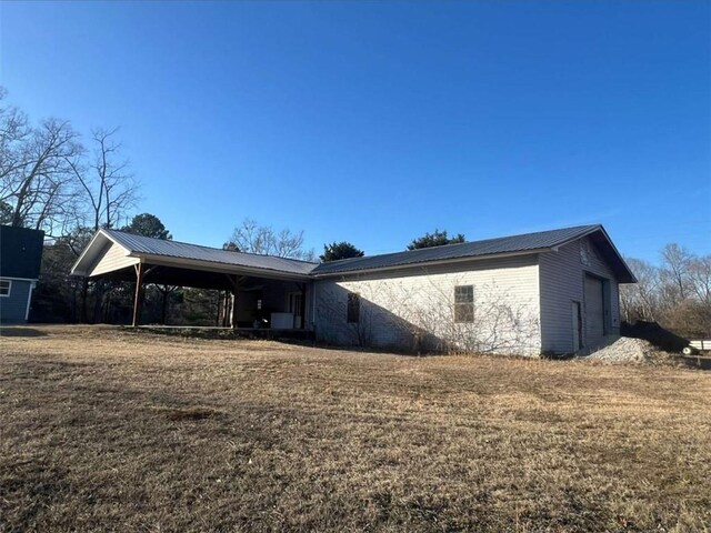 view of front of property featuring a front lawn