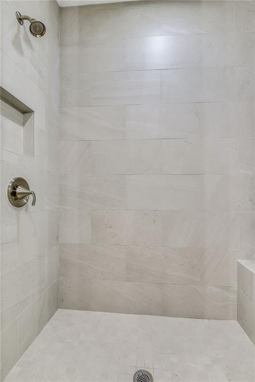 full bathroom featuring tiled shower