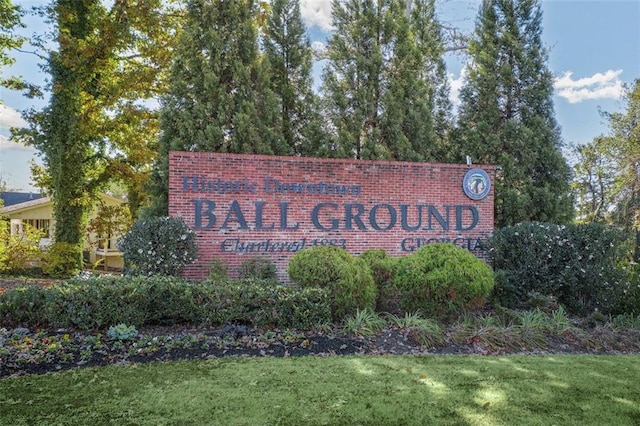 community sign featuring a lawn