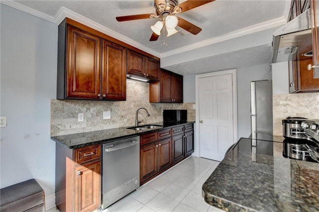 6118 Queen Anne Ct, Norcross, GA 30093 - kitchen featuring stainless steel appliances, a sink, tasteful backsplash, ceiling fan, and dark stone countertops