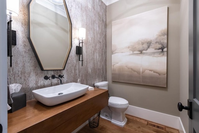 bathroom featuring toilet and sink