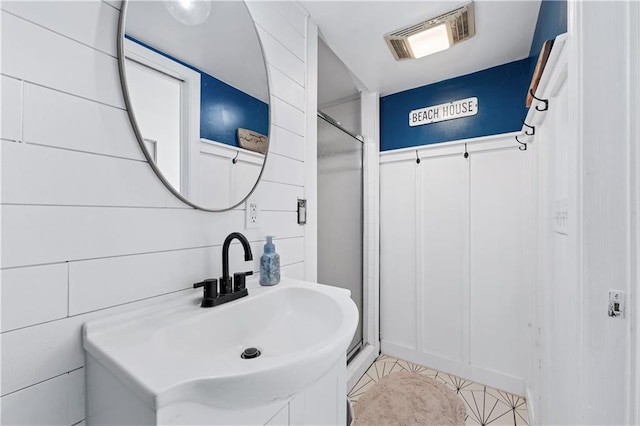 bathroom featuring sink and a shower