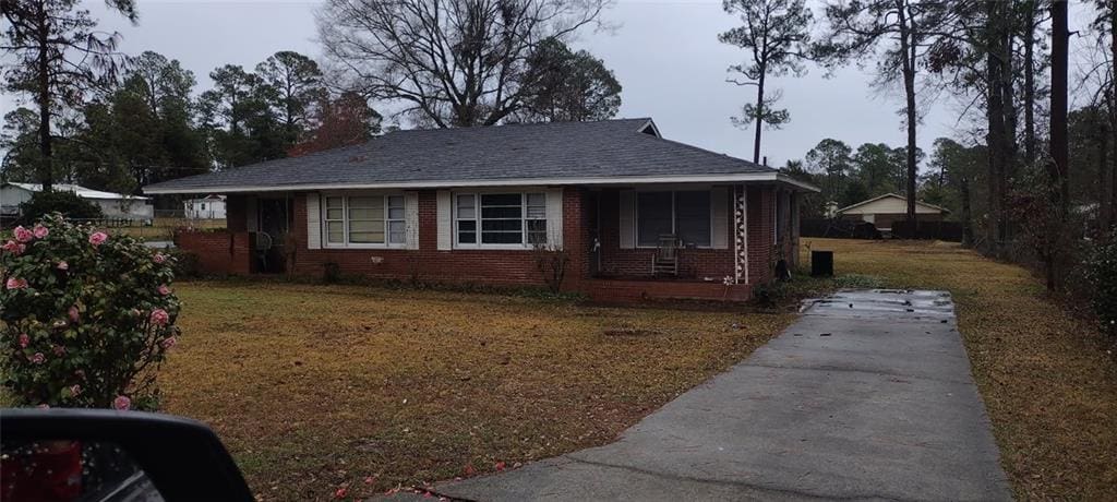 view of front facade with a front yard