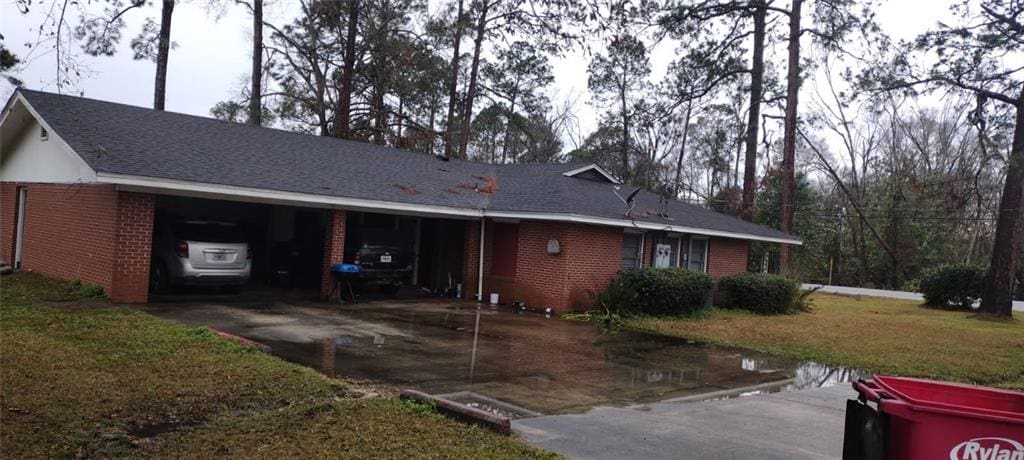 single story home featuring a front yard