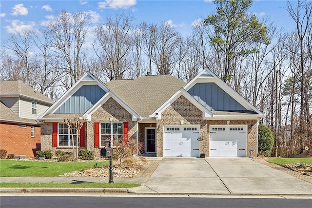 craftsman-style house featuring a front lawn