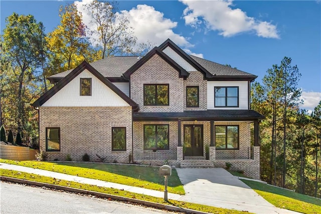 view of front of property featuring a front lawn