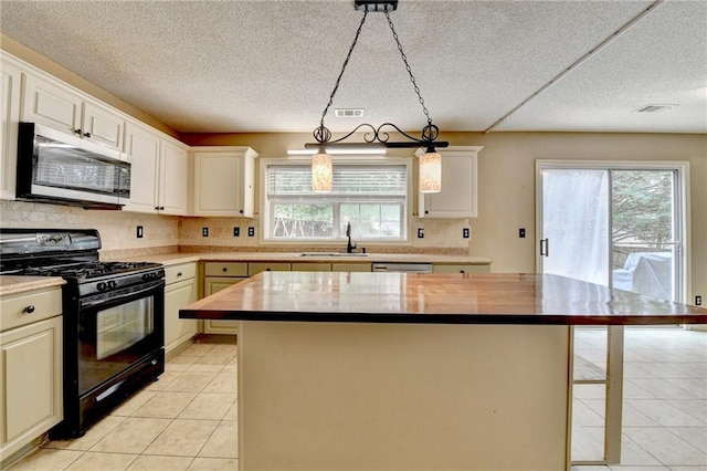 12060 Carriage Park Ln, Duluth, GA 30097 - kitchen with stainless steel appliances, a breakfast bar, a sink, backsplash, and a kitchen island