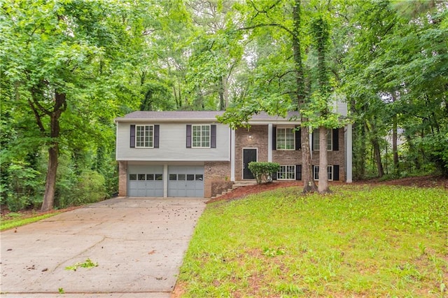 740 Stoneside Ct, Stone Mountain, GA 30083 - raised ranch featuring brick siding, driveway, a garage, and a front yard
