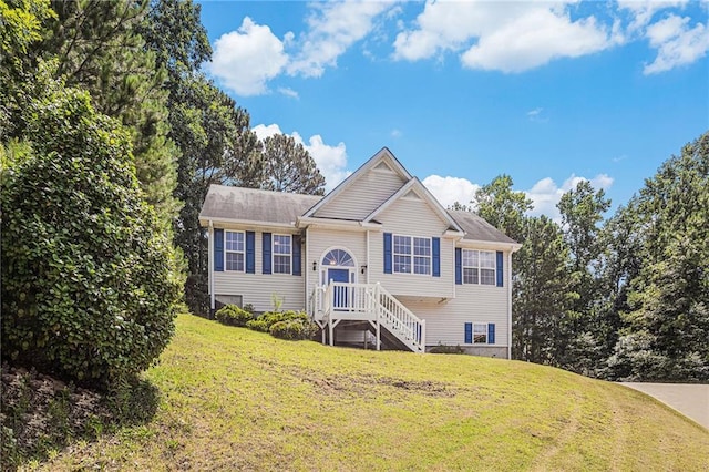 bi-level home featuring a front lawn