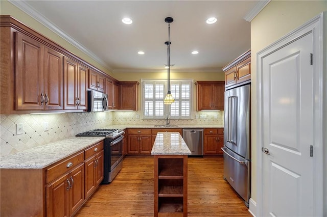 kitchen featuring crown molding, open shelves, stainless steel appliances, light wood-style flooring, and a sink